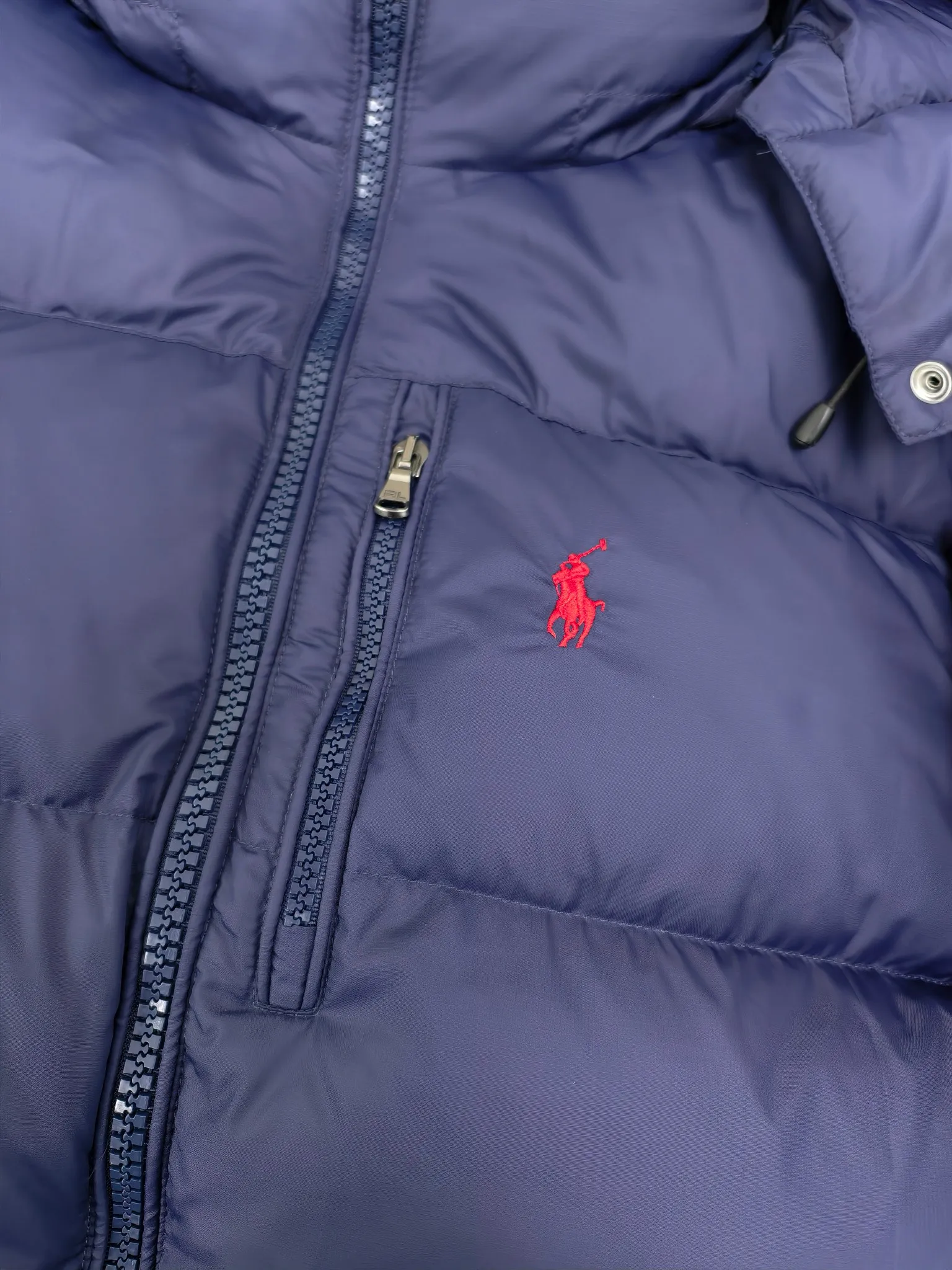 Style number: Y 177 Polo Ralph Lauren 2025 pony embroidered glossy half-turtle collar down jacket, neatly cut to create a smart posture, return to the hustle and bustle of the city. Filled with white duck down, it is warm and comfortable without being bulky, without losing personality and looking low-key! It has a certain sense of hierarchy! Original custom fabric. With a certain sense of color Color: Glossy Black Matte Black Dark Blue Size: S M L XL XXL